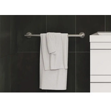 Handdoekrek met handdoek en wastafel in badkamer