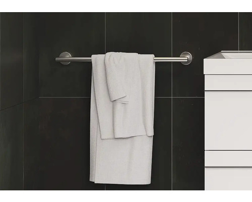 Handdoekrek met handdoek en wastafel in badkamer