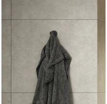 Handdoek hangt aan een haak aan de muur