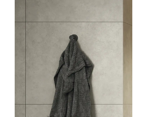 Handdoek hangt aan een haak aan de muur