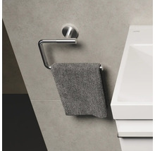 Metalen handdoekhouder met hangende handdoek in badkamer