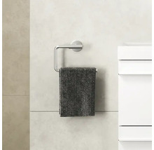 Metalen handdoekhouder met een grijze handdoek