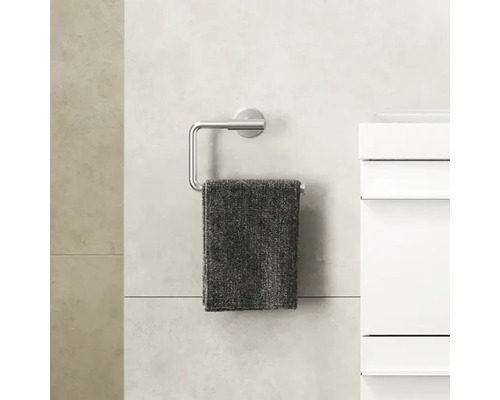 Metalen handdoekhouder met een grijze handdoek