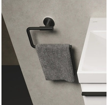 Zwarte handdoekhouder met handdoek in badkamer