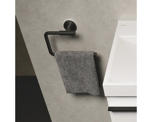 Zwarte handdoekhouder met handdoek in badkamer
