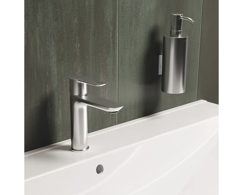 Wastafel met kraan en zeepdispenser