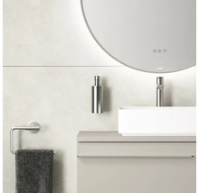 Modern badkamerinterieur met ronde spiegel, wastafel, kraan, zeepdispenser en handdoekhouder