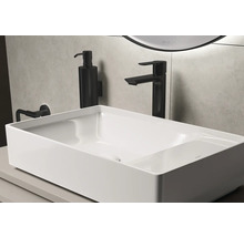 Moderne badkamer wastafel met kraan en zeepdispenser