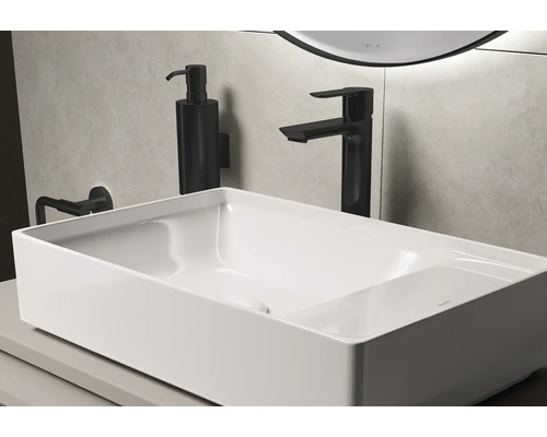 Moderne badkamer wastafel met kraan en zeepdispenser