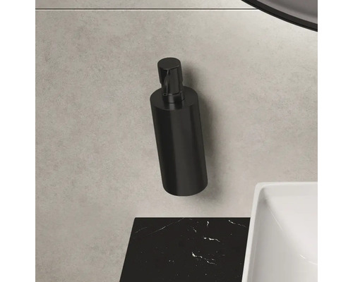 Zwarte zeepdispenser voor wandmontage in de badkamer
