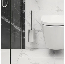 Badkamerscène met wandcloset en toiletborstel met houder