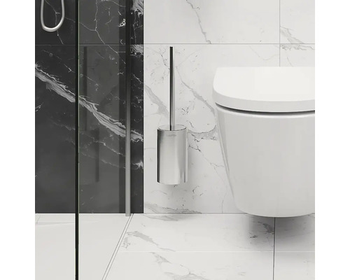 Badkamerscène met wandcloset en toiletborstel met houder