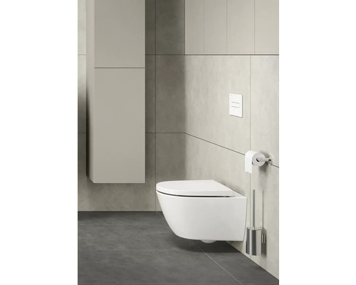 Moderne badkamer met hangtoilet, inbouwreservoir, toiletpapierhouder en toiletborstel