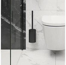 Zwarte wandtoiletborstel naast een toilet aan een betegelde muur.