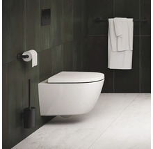 Moderne badkamer met hangtoilet, toiletpapierhouder, toiletborstel en handdoekhouder