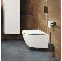 Moderne badkamer met wandcloset, inbouwreservoir, toiletpapierhouder en toiletborstel