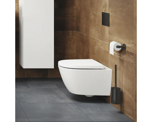 Moderne badkamer met wandcloset, inbouwreservoir, toiletpapierhouder en toiletborstel