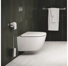 Moderne badkamer met wandcloset, toiletpapierhouder, handdoekrek en toiletborstel