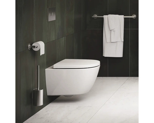 Moderne badkamer met wandcloset, toiletpapierhouder, handdoekrek en toiletborstel