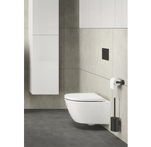 Moderne badkamer met wandcloset, bedieningspaneel en toiletborstelhouder