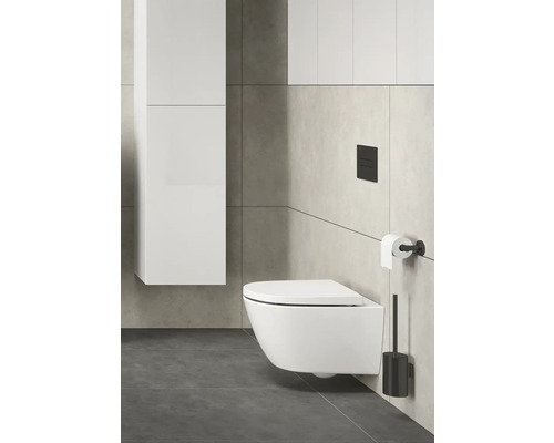 Moderne badkamer met wandcloset, bedieningspaneel en toiletborstelhouder