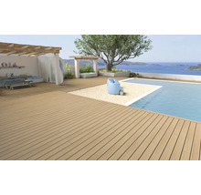 Terras met houten vloer, zwembad en uitzicht op zee