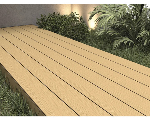 Terras met planken en groene planten