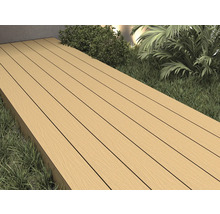 Terras met planken van houtcomposiet in de tuin