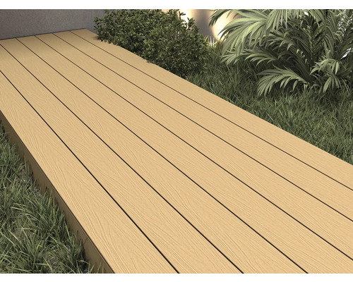 Terras met planken van houtcomposiet in de tuin