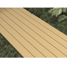 Houten terrasplanken op gazon