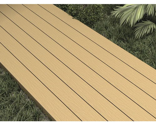 Houten terrasplanken op gazon