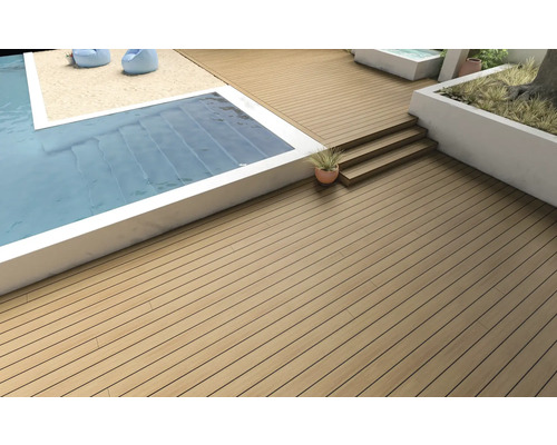 Buitenruimte met zwembad en houten terras