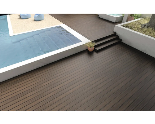 Terras met houten vlonderplanken, zwembad en decoratie