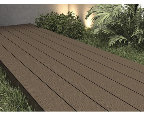 Terrasplanken van houtcomposiet in de buitenruimte