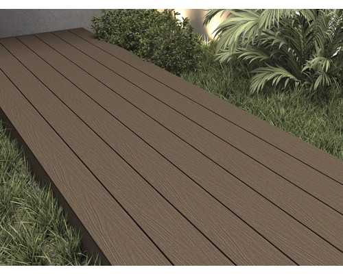 Terras met planken en omliggende beplanting