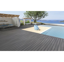 Terras met houten tegels, zwembad en uitzicht op zee