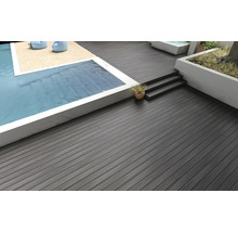 Terras met zwembad en WPC-terrasplanken