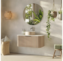 Badkamer met wastafel, spiegel, hanglamp en planten