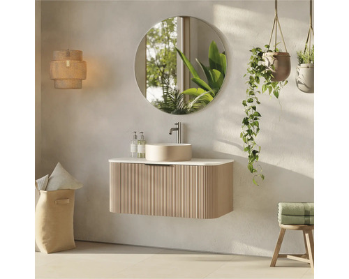 Badkamer met wastafel, spiegel, hanglamp en planten