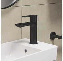 Zwarte wastafelmengkraan op een witte wastafel