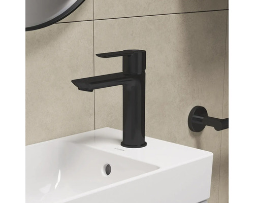 Zwarte wastafelmengkraan op een witte wastafel