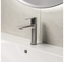 Wastafelarmatuur van metaal op een witte wastafel