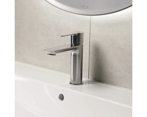 Wastafelarmatuur van metaal op een witte wastafel