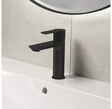 Zwarte wastafelmengkraan op een wastafel