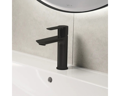 Zwarte wastafelmengkraan op een wastafel