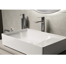 Rechthoekige waskom in de badkamer met kraan en zeepdispenser