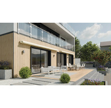 Gevel met zonwering, terras met tuinmeubelen en beplanting
