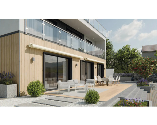 Gevel met zonwering, terras met tuinmeubelen en beplanting