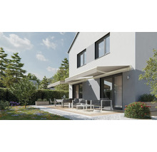 Gevel met terrasoverkapping, tuinmeubelen en buitenruimte
