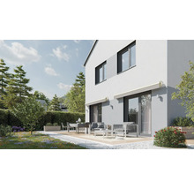 Modern huis met terras en tuinmeubelen